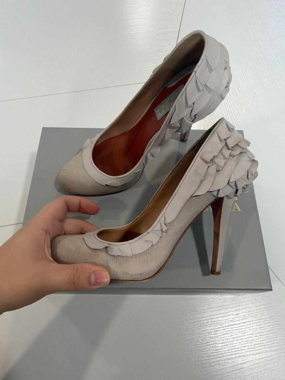 Vintage Badgley Mischka Tai Ruffle Heels Ice Size 6